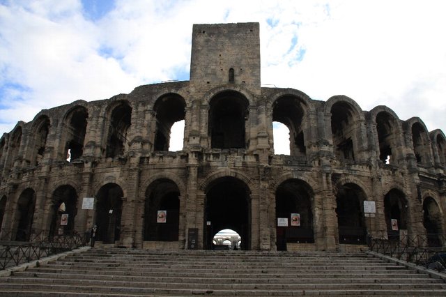 20090207_provencetrip_09_arles_amphithea